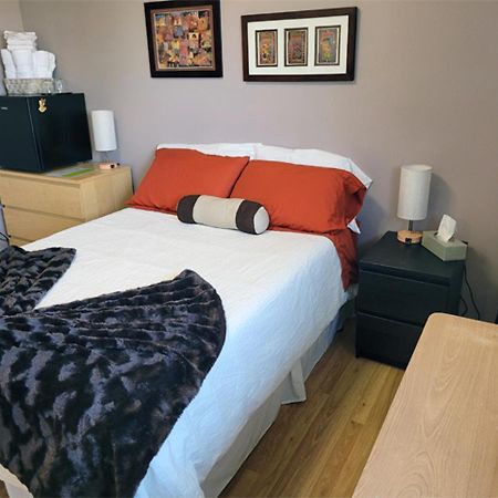 The Dewberry Homestay B&B Эдмонтон Экстерьер фото