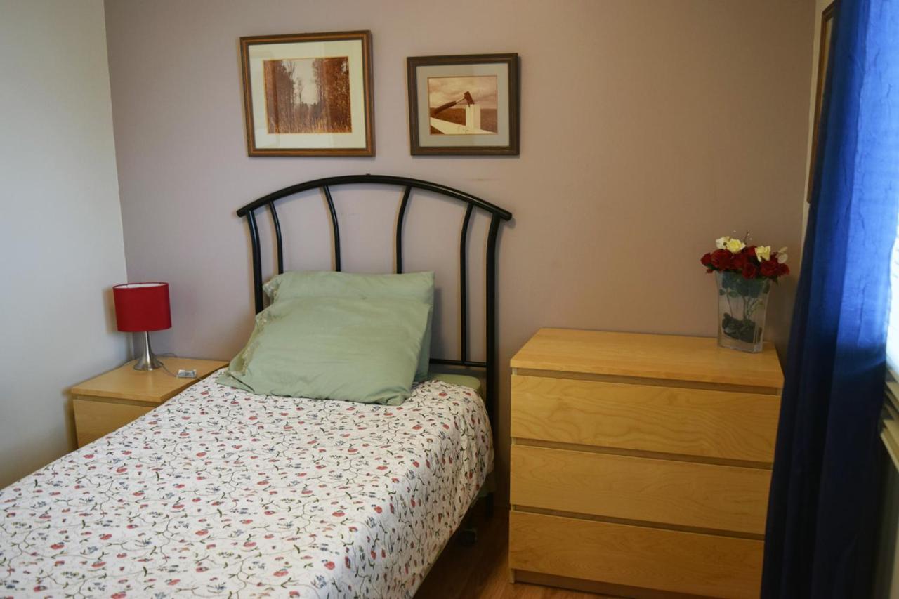 The Dewberry Homestay B&B Эдмонтон Экстерьер фото