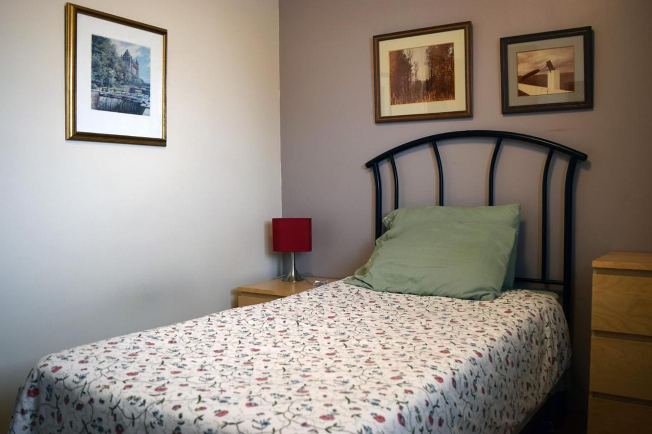 The Dewberry Homestay B&B Эдмонтон Экстерьер фото