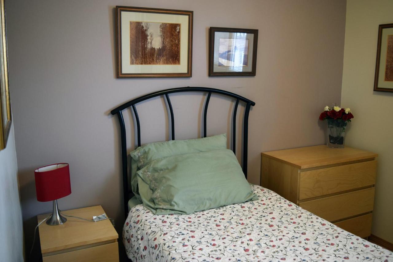 The Dewberry Homestay B&B Эдмонтон Экстерьер фото