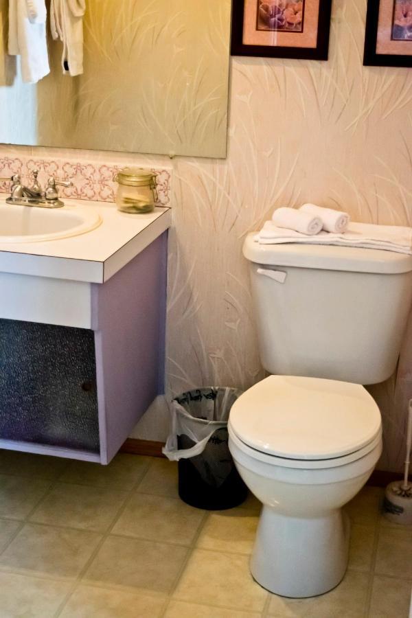 The Dewberry Homestay B&B Эдмонтон Экстерьер фото