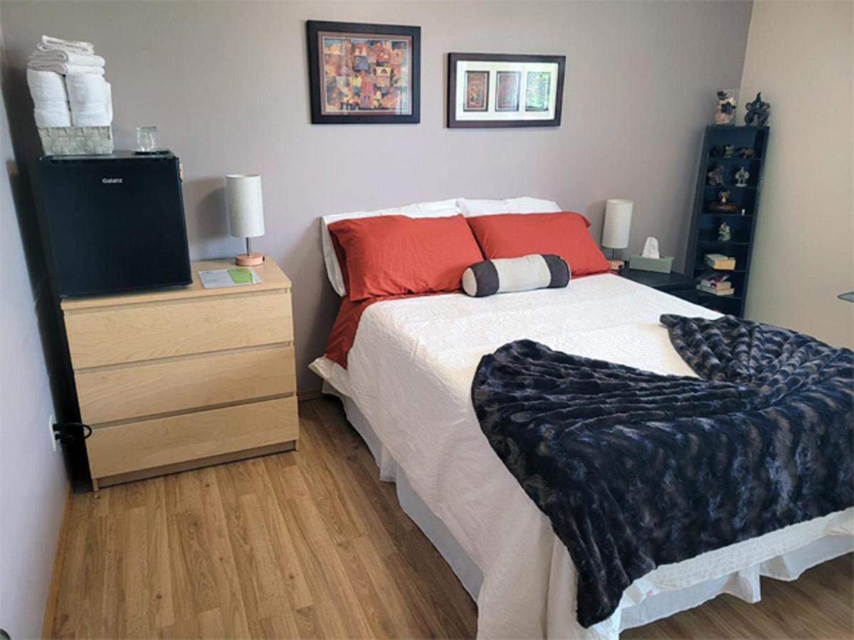 The Dewberry Homestay B&B Эдмонтон Экстерьер фото