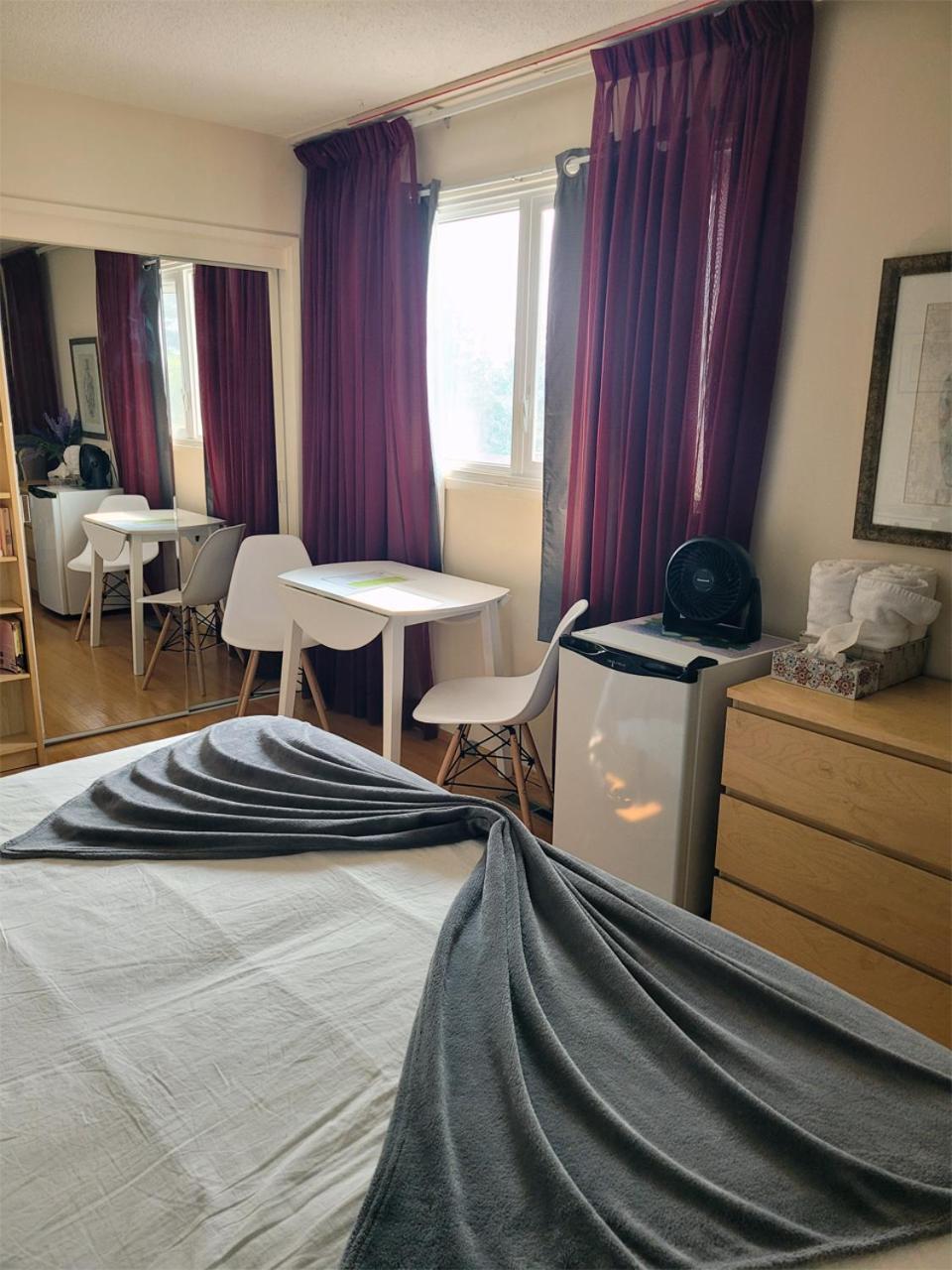 The Dewberry Homestay B&B Эдмонтон Экстерьер фото